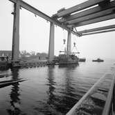 Lyft av träminsvepare M32 in i skrovhallen