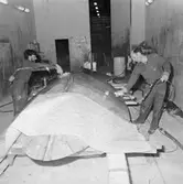 Arbete med stridsb. 90 S i plastverkstan