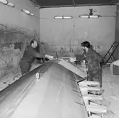 Arbete med stridsb. 90 S i plastverkstan