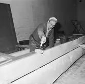 Arbete med stridsb. 90 S i plastverkstan