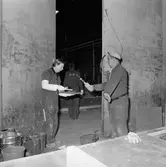 Arbete med stridsb. 90 S i plastverkstan