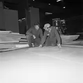 Arbete med stridsb. 90 S i plastverkstan