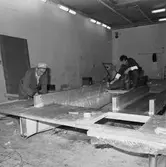 Arbete med stridsb. 90 S i plastverkstan