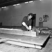 Arbete med stridsb. 90 S i plastverkstan