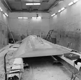 Arbete med stridsb. 90 S i plastverkstan