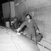 Arbete med stridsb. 90 S i plastverkstan