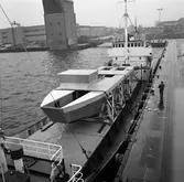 Lyft av stridsbåt 90 S till lastfartyg