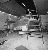 Plastning av skrovformen till segelbåten Rhapsody 43 i plastverkstan