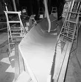 Plastning av skrovformen till segelbåten Rhapsody 43 i plastverkstan