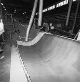 Plastning av skrovformen till segelbåten Rhapsody 43 i plastverkstan