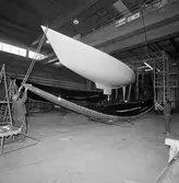 Lyft av skrovformen segelbåten Rhapsody plastverkstan