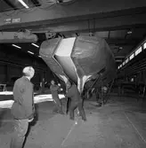 Lyft av skrovformen segelbåten Rhapsody plastverkstan