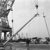 Lyft av masterna till segelfartyge Gladan