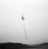 Lyft av telemast med helikopter