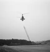 Lyft av telemast med helikopter