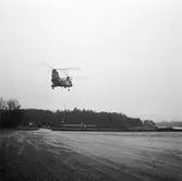 Lyft av telemast med helikopter