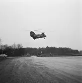 Lyft av telemast med helikopter