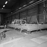 Arbete med däcket till stridsbåt CG 13 plastverkstan