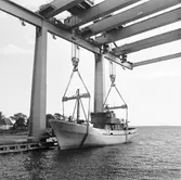 Lyft av M33 Viksten in i skrovhallen