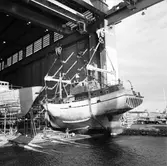 Lyft av M33 Viksten in i skrovhallen