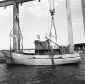 Lyft av M33 Viksten in i skrovhallen