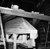 Stridsbåt CG13 i plastverkst.