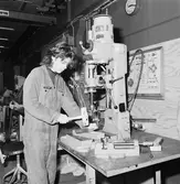 Praoelever i maskinverkst.