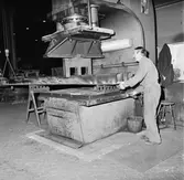 Arbete med krigsbroar i plåtv.