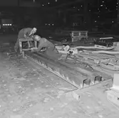 Arbete med krigsbroar i plåtv.