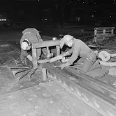 Arbete med krigsbroar i plåtv.