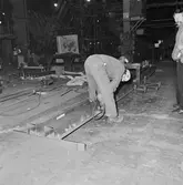 Arbete med krigsbroar i plåtv.