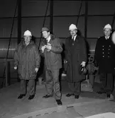 VD H. Frisk med besökare å varvet