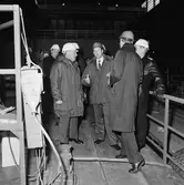 VD H. Frisk med besökare å varvet