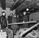 VD H. Frisk med besökare å varvet