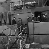 VD H. Frisk med besökare å varvet