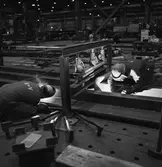 Arbete med krigsbroar i plåtv.