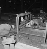 Arbete med krigsbroar i plåtv.