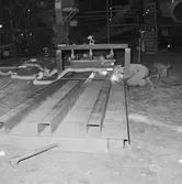 Arbete med krigsbroar i plåtv.