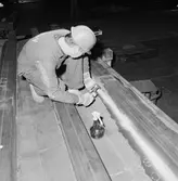 Arbete med krigsbroar i plåtv.