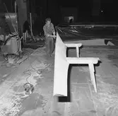 Slipning av förstäv till testrigg 2000 i flakhallen