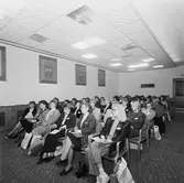 Asta Andersson med besökande i hörsalen