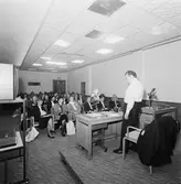 Asta Andersson med besökande i hörsalen