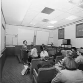 Asta Andersson med besökande i hörsalen