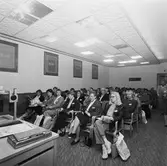 Asta Andersson med besökande i hörsalen