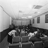 Asta Andersson med besökande i hörsalen