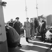 VD Hans Hedman med besökande å varvet