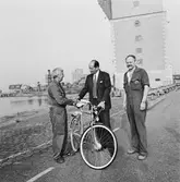 VD Hans Hedman överlämnar cykeln till vinnaren av dom gula motionskorten (B. Gustavsson)