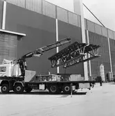 Provlyft av brosektion till krigsbro av hydralkran