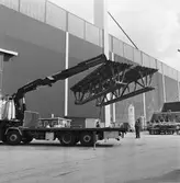 Provlyft av brosektion till krigsbro av hydralkran