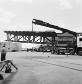 Provlyft av brosektion till krigsbro av hydralkran